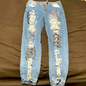 Medium waist graphic Jeans.